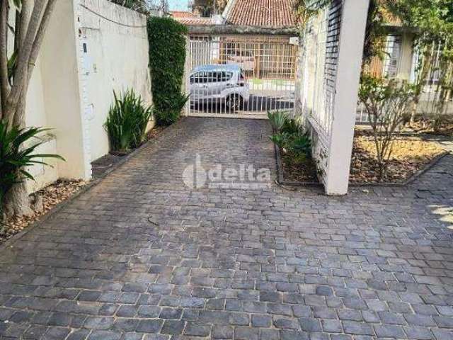 Casa à venda, 4 quartos, 1 suíte, 3 vagas, Custódio Pereira - Uberlândia/MG