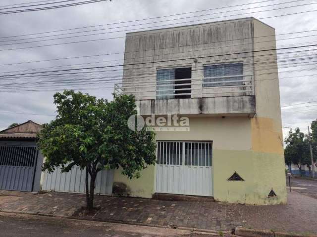 Casa à venda, 8 quartos, 2 vagas, Marta Helena - Uberlândia/MG