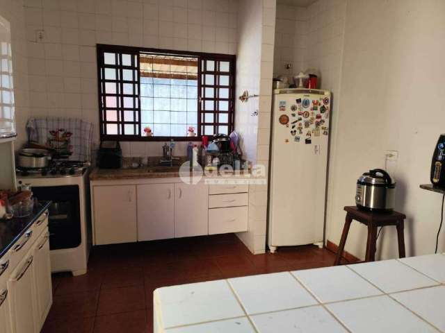 Casa à venda, 3 quartos, 2 vagas, Santa Mônica - Uberlândia/MG