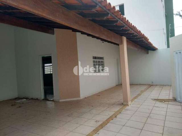 Casa para aluguel, 3 quartos, 1 suíte, 2 vagas, Segismundo Pereira - Uberlândia/MG