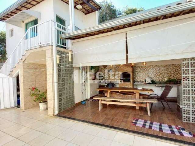 Casa à venda, 5 quartos, 2 suítes, 4 vagas, Carajás - Uberlândia/MG