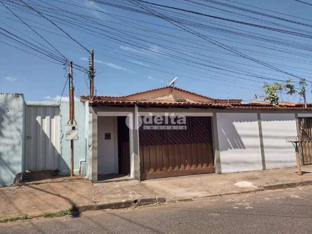 Casa de Colônia à venda, 3 quartos, 1 vaga, Segismundo Pereira - Uberlândia/MG