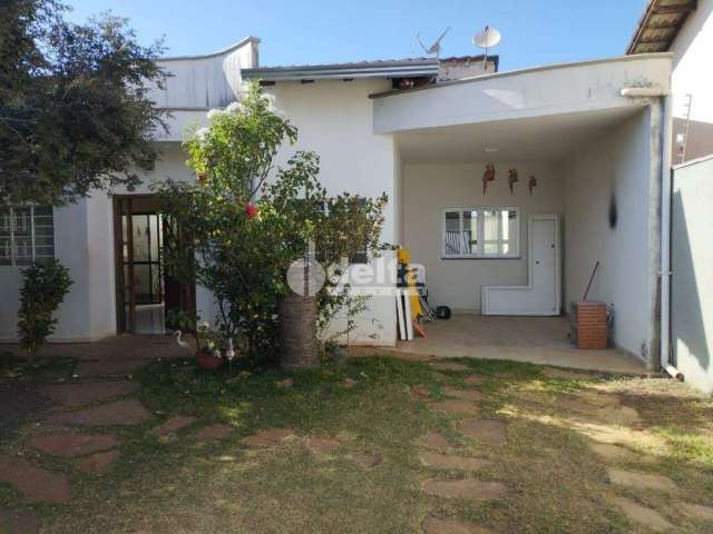 Casa à venda, 3 quartos, 1 suíte, 2 vagas, Custódio Pereira - Uberlândia/MG