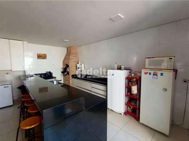 Casa para aluguel, 5 quartos, 4 suítes, 2 vagas, Jardim Europa - Uberlândia/MG