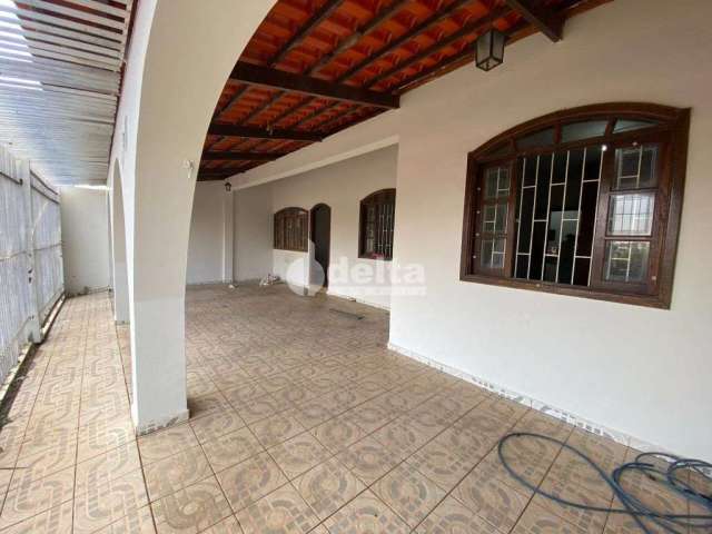 Casa para aluguel, 3 quartos, 1 suíte, 2 vagas, Cidade Jardim - Uberlândia/MG