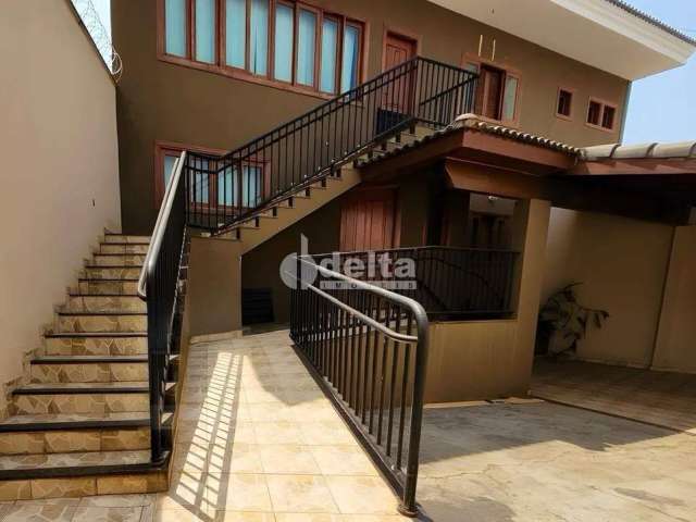 Casa para aluguel, 4 quartos, 2 suítes, 3 vagas, Fundinho - Uberlândia/MG