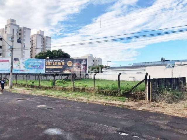 Terreno disponível para venda no bairro Marta Helena em Uberlândia-MG