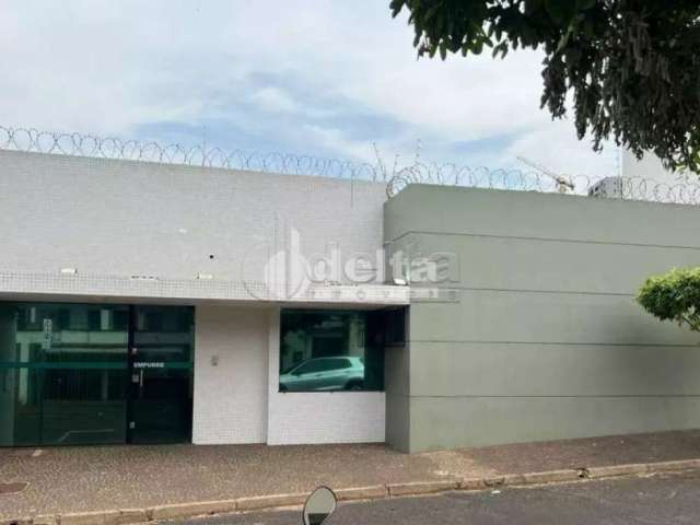 Casa comercial disponível para locação no bairro Tabajaras em Uberlândia-MG.