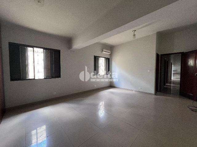 Casa comercial disponível para locação no bairro Centro em Uberlândia-MG