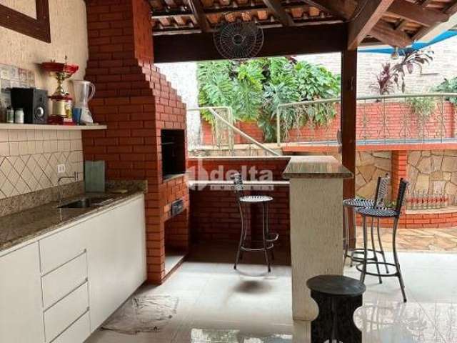 Casa residencial disponível para locação no bairro Lidice em Uberlândia-MG