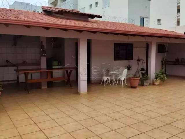 Casa disponível para locação no bairro Santa Mônica em Uberlândia-MG.