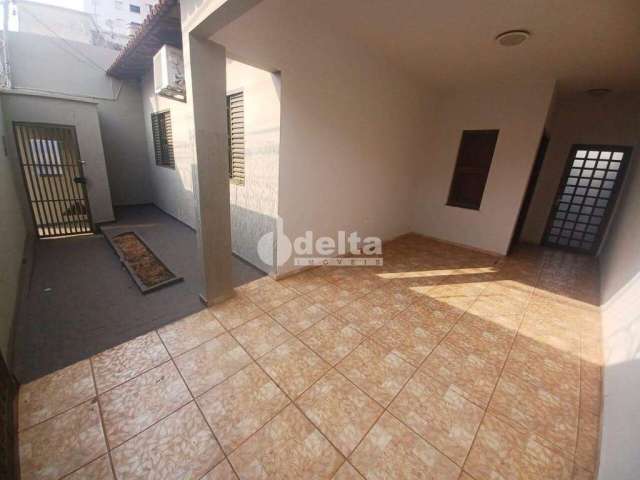 Casa comercial disponível para locação no bairro Centro em Uberlândia-MG