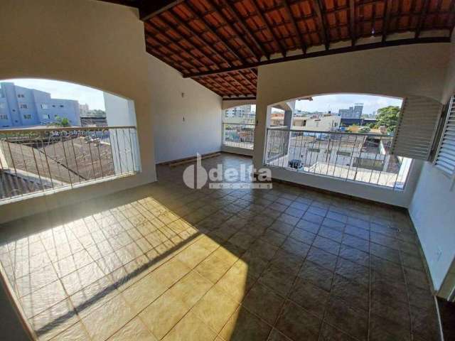 Casa residencial disponível para locação no bairro Tabajaras em Uberlândia-MG