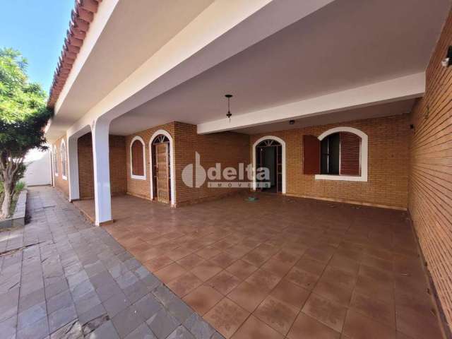 Casa comercial disponível para locação no bairro Centro em Uberlândia-MG