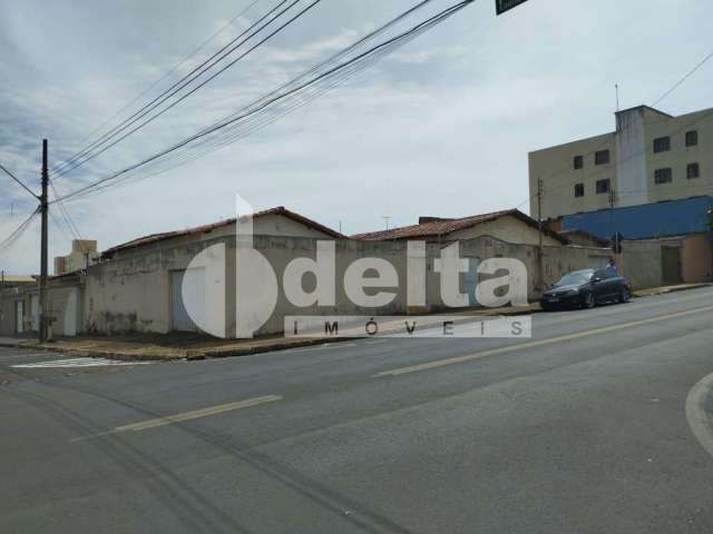 Casa disponível para locação no bairro Daniel Fonseca em Uberlândia-MG.