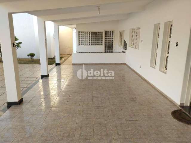 Casa comercial disponível para locação no bairro Brasil em Uberlândia-MG