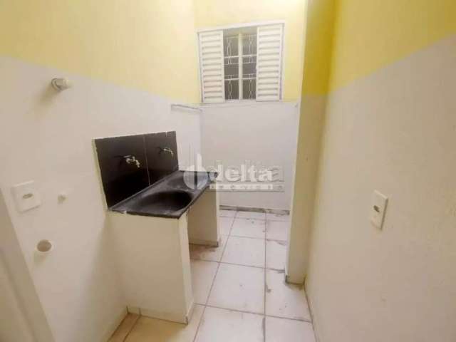 Casa residencial disponível para locação no bairro Martins em Uberlândia-MG.