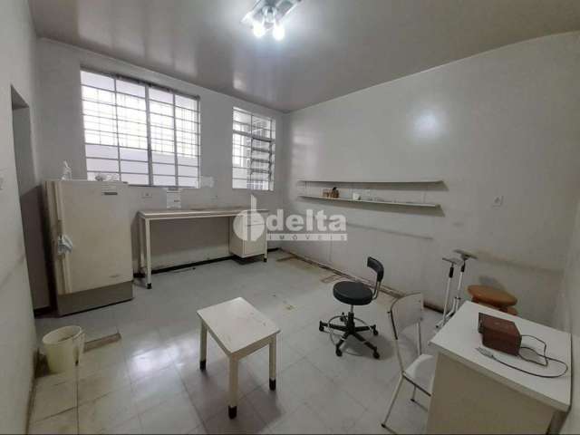 Casa comercial disponível para locação no bairro Centro em Uberlândia-MG