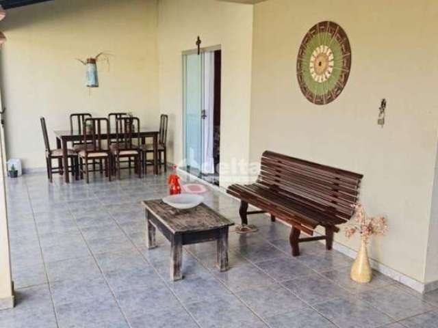 Casa disponível para locação e venda no bairro Santa Mônica em Uberlândia-MG