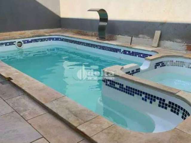 Casa residencial disponível para venda no bairro Umuarama em Uberlândia-MG