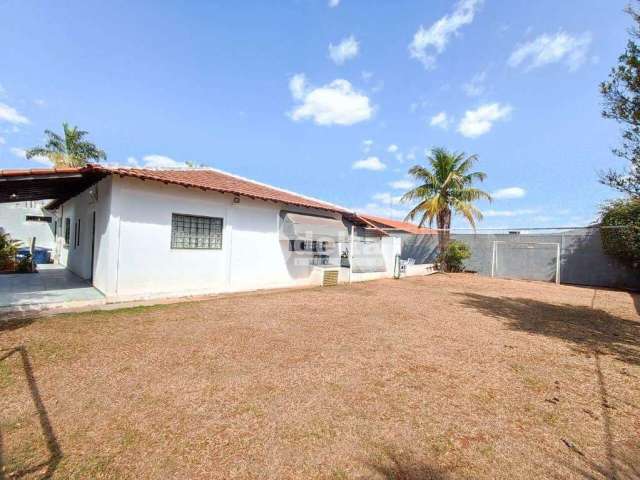 Casa residencial disponível para venda no bairro Umuarama em Uberlândia-MG