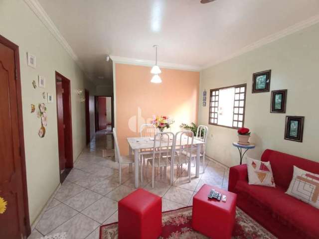 Casa residencial disponível para venda no bairro Granada em Uberlândia-MG