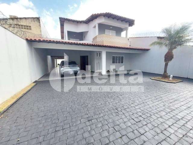 Casa residencial disponível para venda no bairro Umuarama em Uberlândia-MG