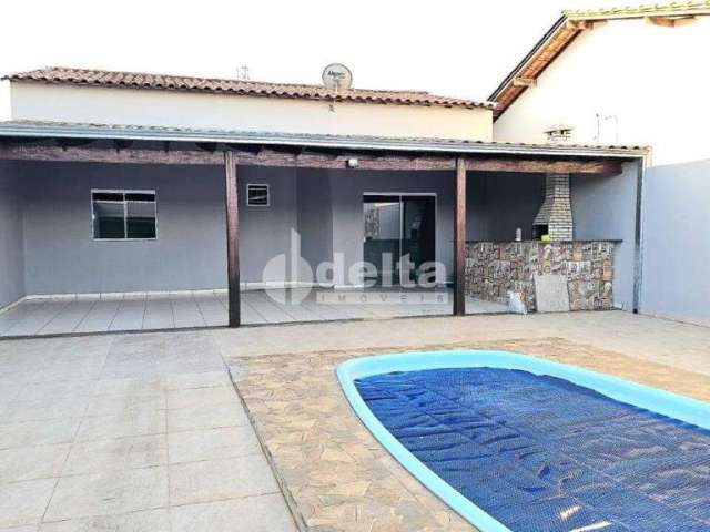 Casa residencial disponível para venda no bairro Jardim Holanda em Uberlândia-MG.