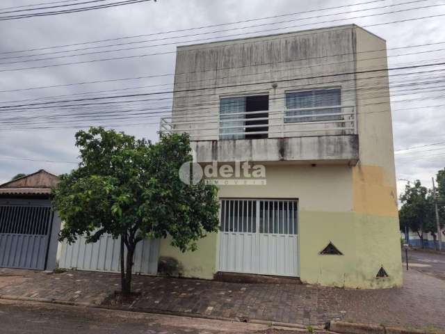 Casa residencial disponível para venda no bairro Marta Helena  em Uberlândia-MG