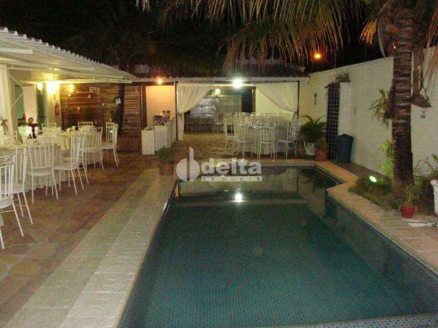 Casa residencial disponível para venda no bairro Umuarama em Uberlândia-MG