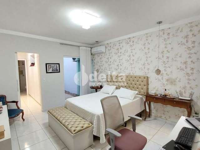 Casa residencial disponível para venda no bairro Carajás em Uberlândia-MG