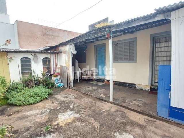 Casa residencial disponível para venda no bairro Saraiva em Uberlândia-MG.