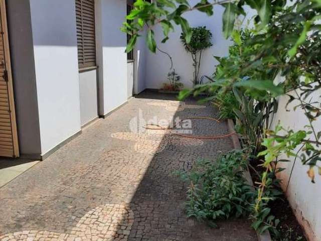 Casa residencial disponível para locação e venda no bairro Saraiva em Uberlândia-MG.