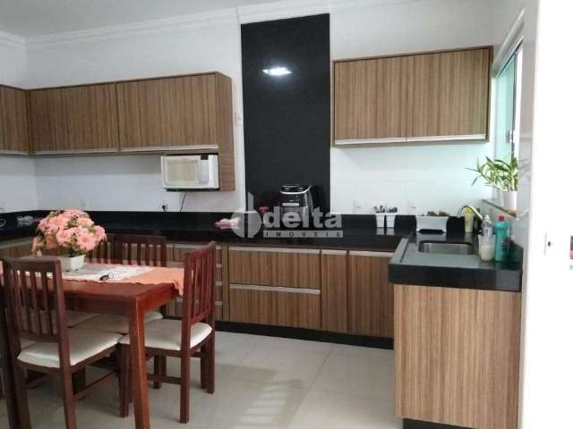 Casa residencial disponível para venda no bairro Santa Mônica em Uberlândia-MG