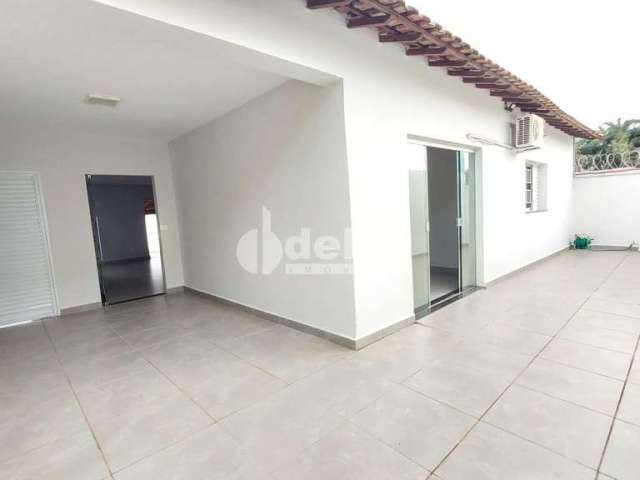 Casa residencial disponível para venda no bairro Santa Mônica em Uberlândia-MG