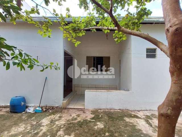 Casa residencial disponível para venda e locação no bairro Santa Mônica em Uberlândia-MG