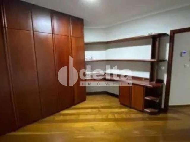 Casa residencial disponível para venda no bairro Brasil em Uberlândia-MG