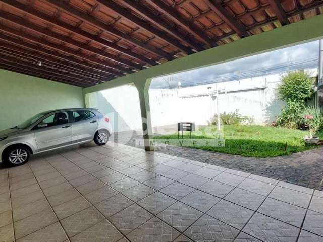 Casa residencial disponível para venda no bairro Nossa Senhora das Graças em Uberlândia-MG