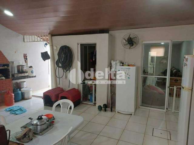 Casa em condomínio disponível para venda no bairro Aclimação em Uberlândia-MG