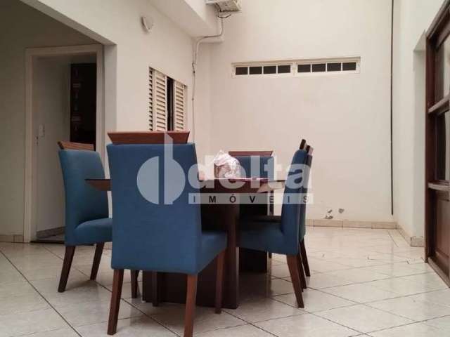 Casa residencial disponível para venda no bairro Umuarama em Uberlândia-MG