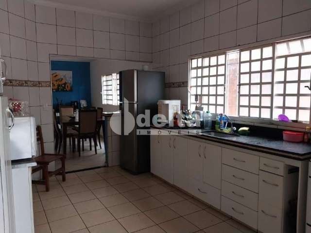 Casa residencial disponível para venda no bairro Santa Mônica em Uberlândia-MG