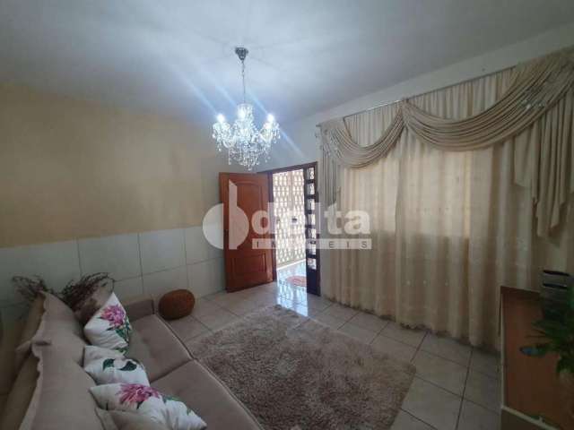 Casa residencial disponível para venda no bairro Marta Helena  em Uberlândia-MG