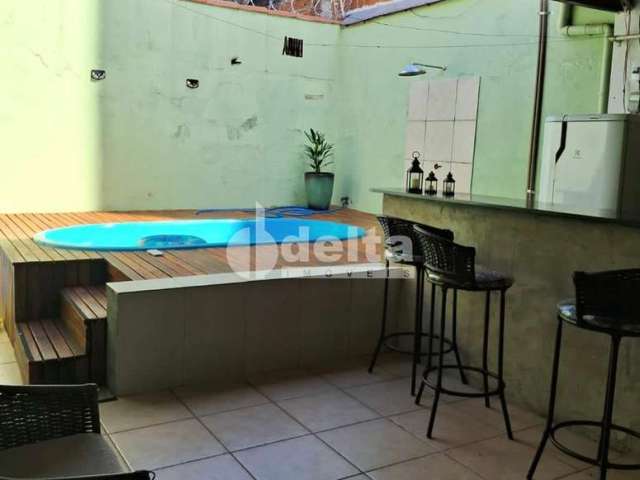 Casa residencial disponível para venda no bairro Brasil em Uberlândia-MG