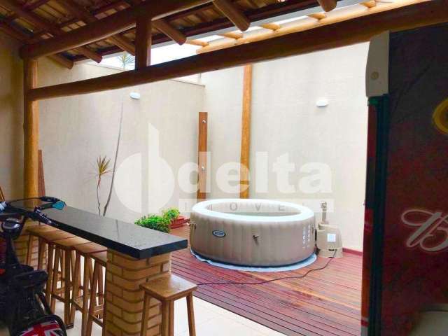 Casa em condomínio disponível para venda no bairro Aclimação em Uberlândia-MG