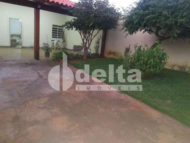 Casa residencial disponível para venda no bairro Granada em Uberlândia-MG