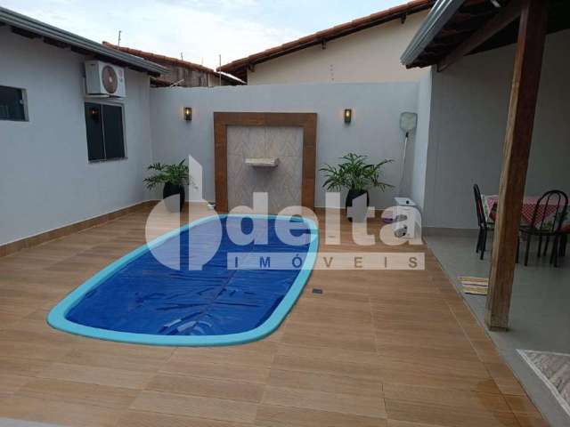 Casa residencial disponível para venda no bairro Cidade Jardim em Uberlândia-MG.