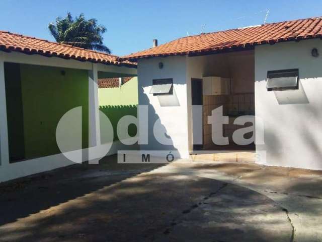 Casa residencial disponível para venda no bairro Cidade Jardim em Uberlândia-MG.