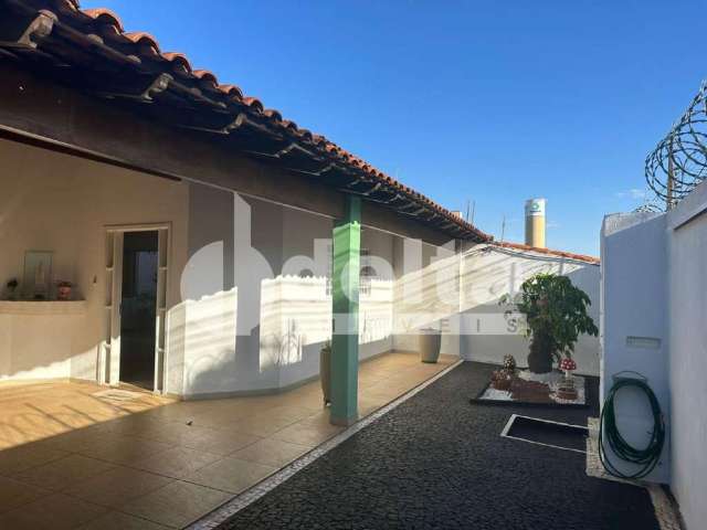 Casa Residencial disponível para venda no bairro Santa Mônica em Uberlândia-MG