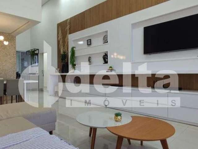 Casa em condomínio disponível para venda no bairro Grand Ville em Uberlândia-MG