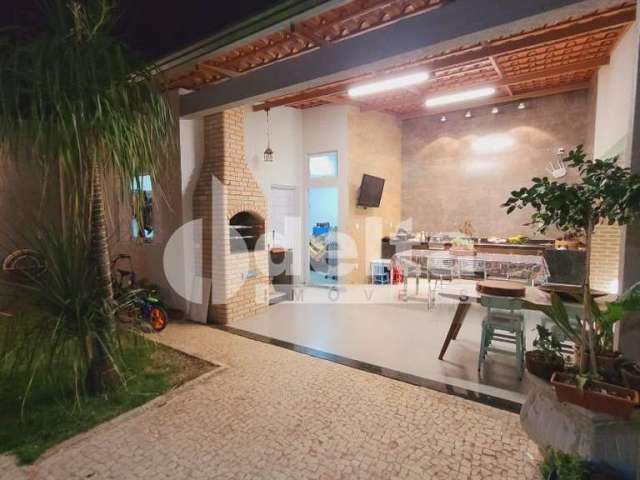 Casa residencial disponível para venda no bairro Santa Rosa em Uberlândia-MG